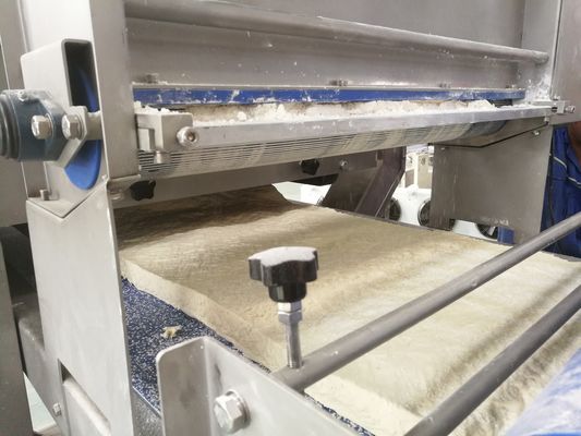 kupować Wysoka elastyczna linia rogalików, automatyczna maszyna do laminowania z urządzeniem do składania tłuszczu produkcja online